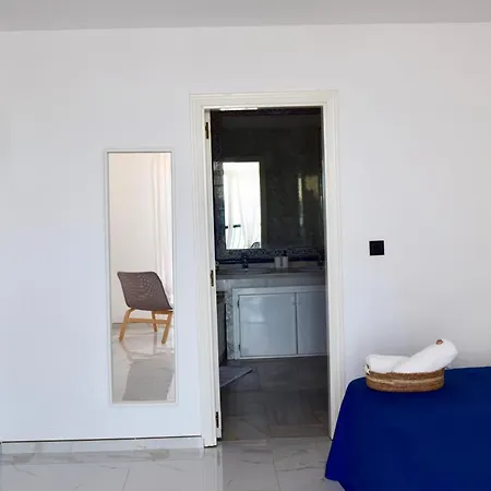 Beachfront Heaven - Carvajal Apartment *